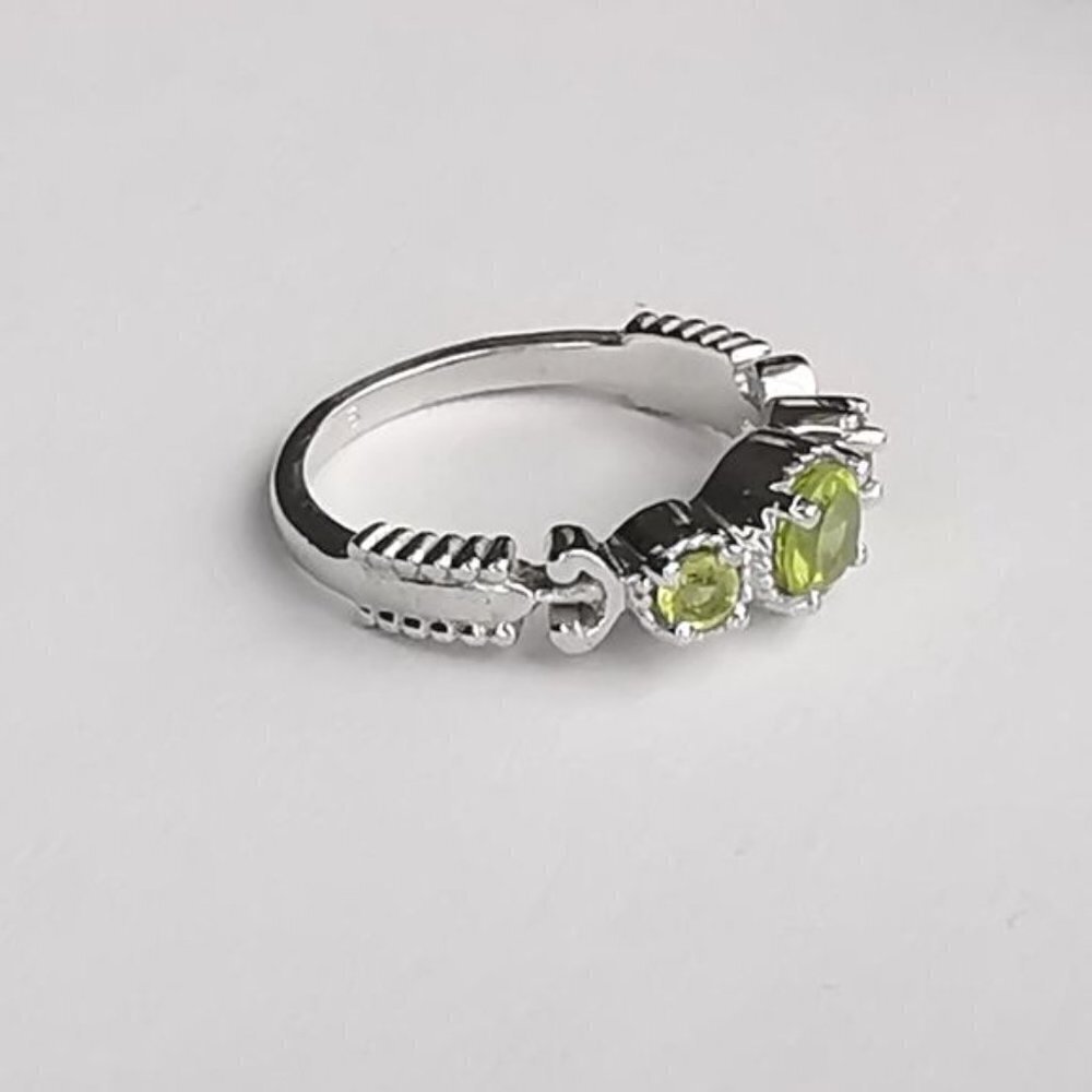 Apple Green Peridot 3 gemstone ring sterling silver size 7 🆕 - Picture 3 of 8